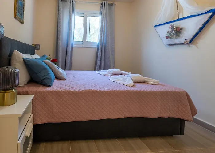 Bougainvillea House With Private Garden