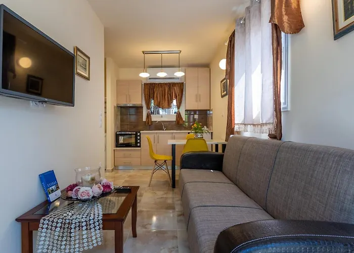 Bougainvillea House With Private Garden Apartamento Calamata