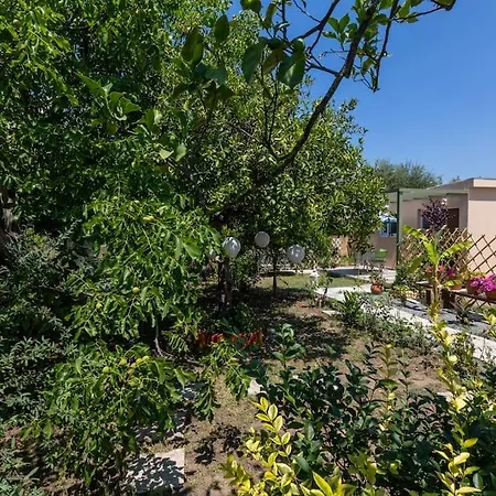 Bougainvillea House With Private Garden
