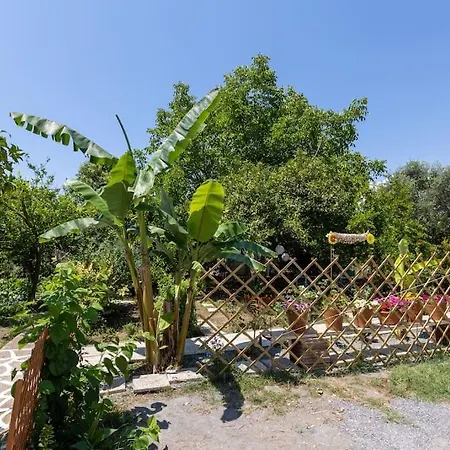 Bougainvillea House With Private Garden Apartman