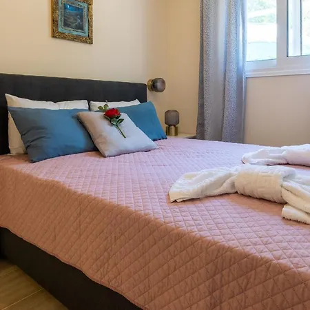 Bougainvillea House With Private Garden Apartman