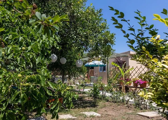 Lägenhet Bougainvillea House With Private Garden