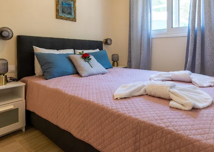 Bougainvillea House With Private Garden Apartman